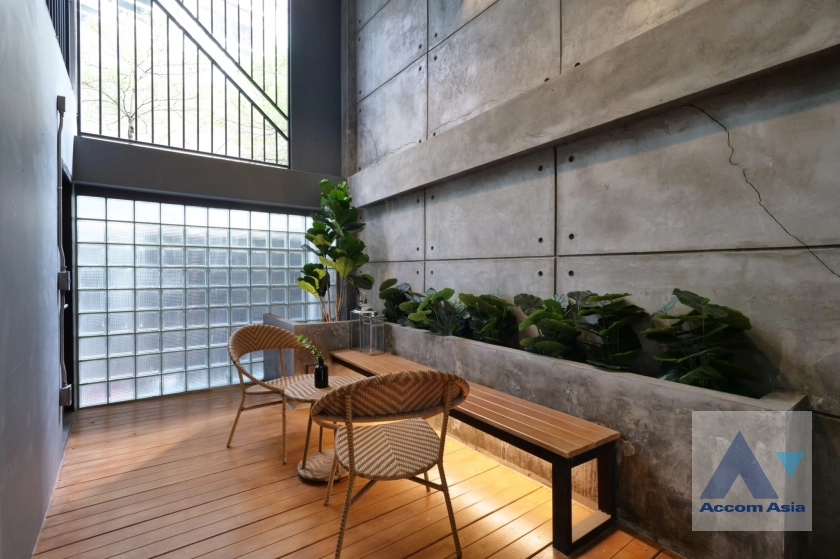 unitPet friendly |  5 Bedrooms  Townhouse For Rent & Sale in Sukhumvit, Bangkok  near BTS Ekkamai (AA30344)