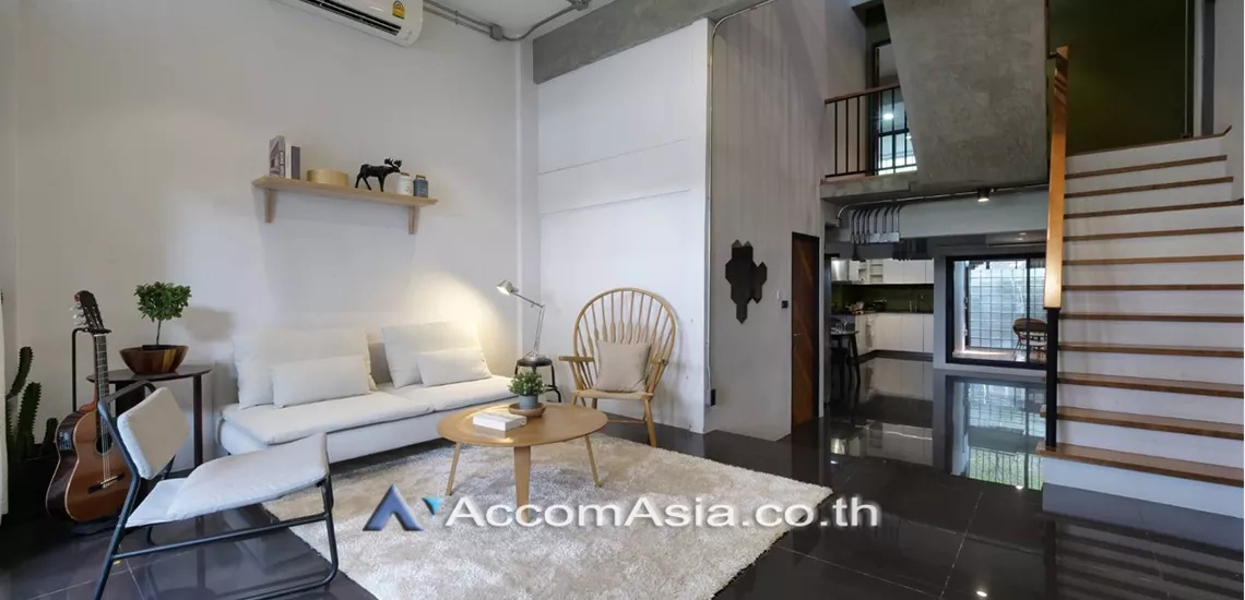  5 Bedrooms  Townhouse For Rent in Sukhumvit, Bangkok  near BTS Ekkamai (AA30344)