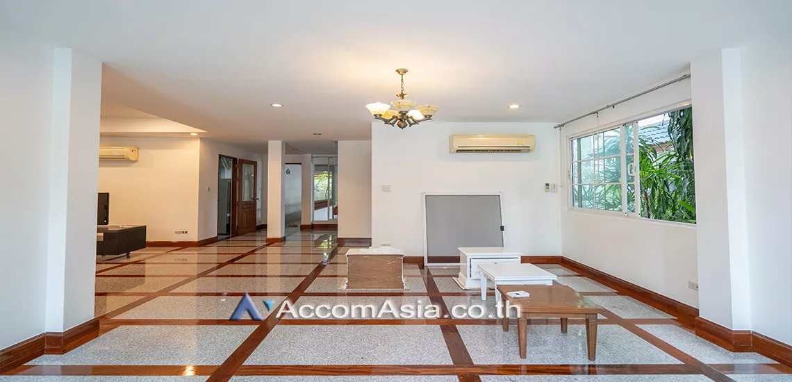 unit 4 Bedrooms  House For Rent in Sukhumvit, Bangkok  near BTS Ekkamai (AA30381)