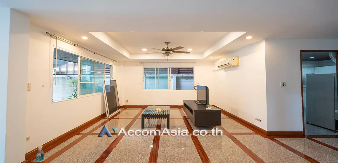  4 Bedrooms  House For Rent in Sukhumvit, Bangkok  near BTS Ekkamai (AA30381)