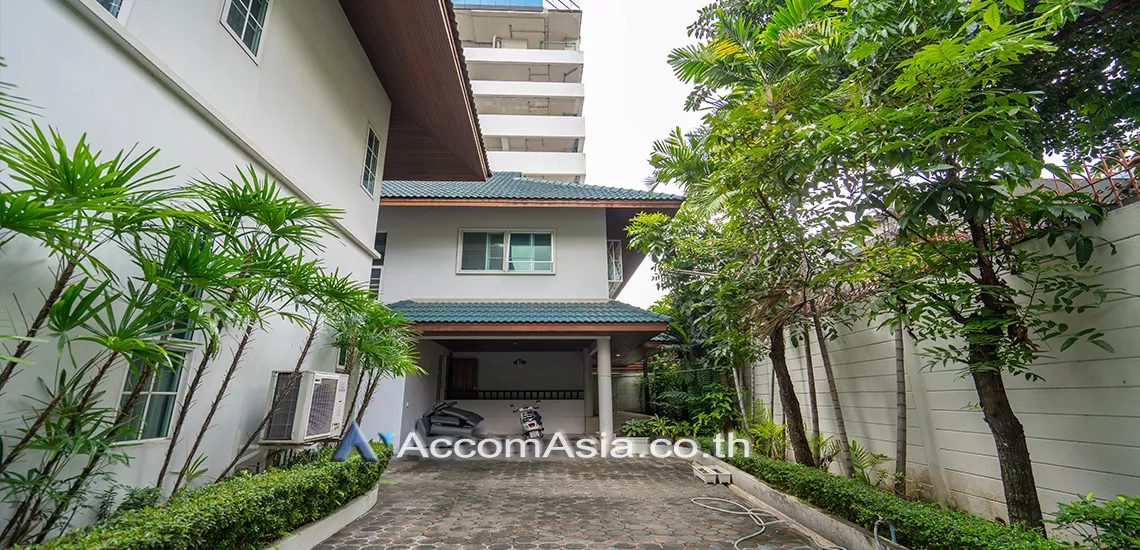 unit 4 Bedrooms  House For Rent in Sukhumvit, Bangkok  near BTS Ekkamai (AA30381)