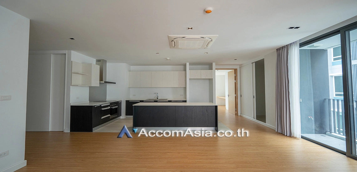 unitMinimal-style apartment with open layout and full-height windows (AA30402)