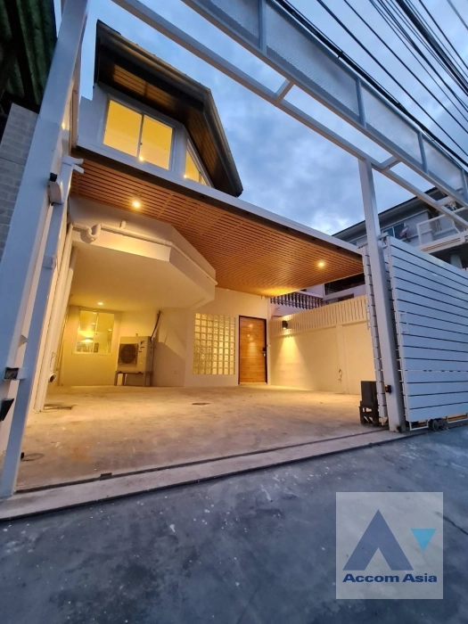 unit 3 Bedrooms  Townhouse For Rent in Sukhumvit, Bangkok  near BTS Phra khanong (AA30404)