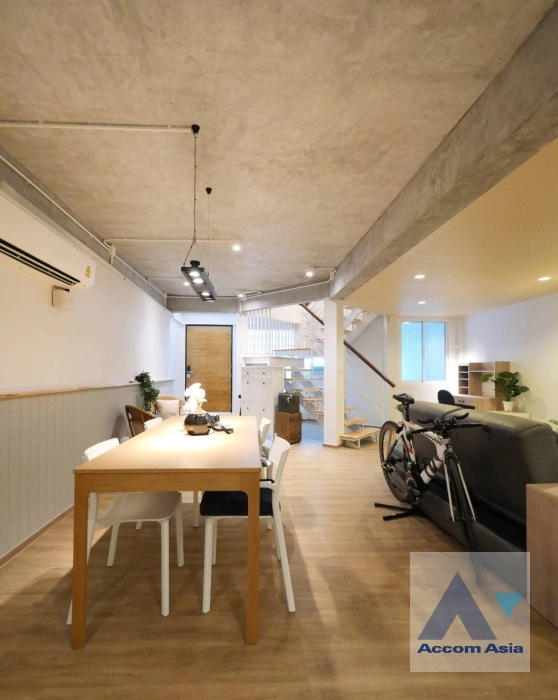 unit 3 Bedrooms  Townhouse For Rent in Sukhumvit, Bangkok  near BTS Phra khanong (AA30404)