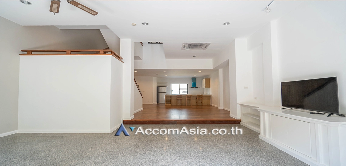 unit 4 Bedrooms  Townhouse For Rent in Sukhumvit, Bangkok  near BTS Ekkamai (AA30412)