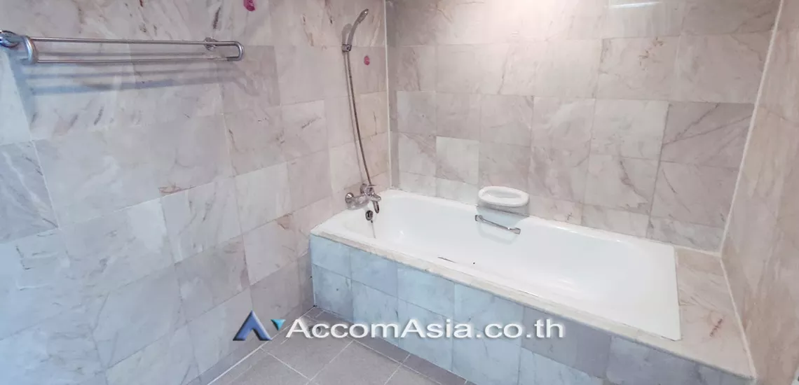 15  3 br Apartment For Rent in Sathorn ,Bangkok MRT Lumphini at Low rise Building AA30437