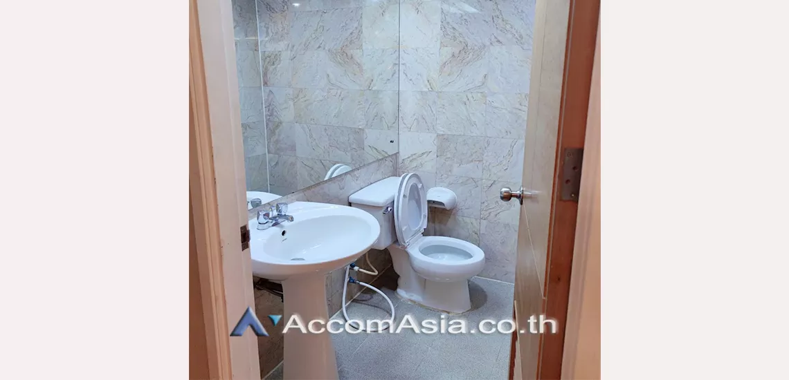 17  3 br Apartment For Rent in Sathorn ,Bangkok MRT Lumphini at Low rise Building AA30437