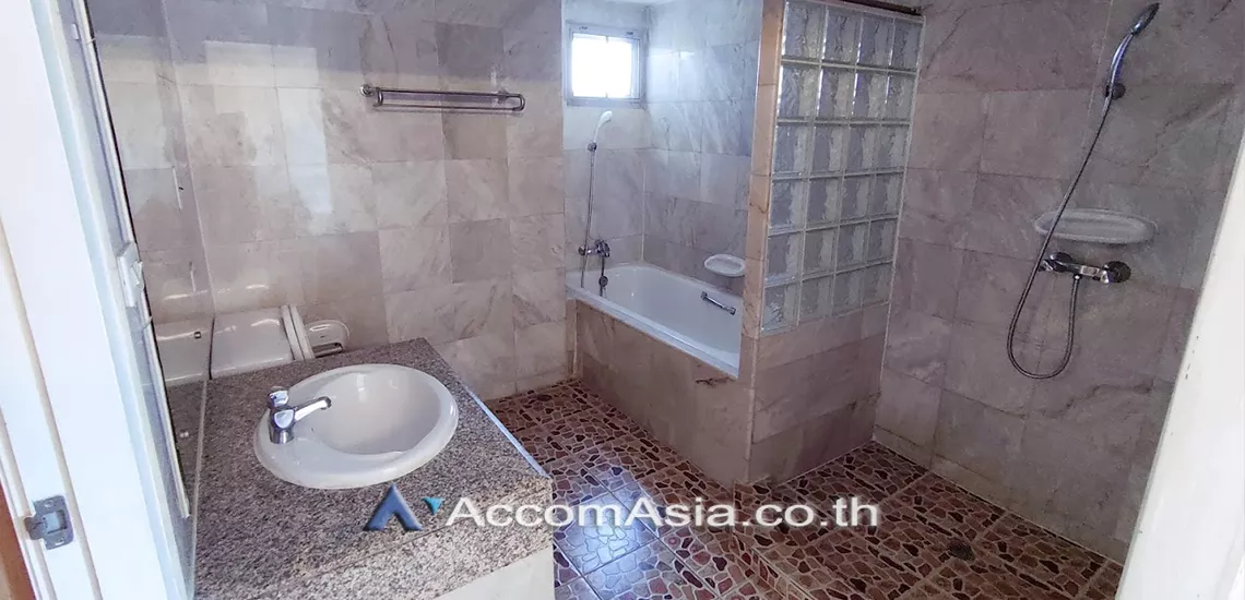 14  3 br Apartment For Rent in Sathorn ,Bangkok MRT Lumphini at Low rise Building AA30437