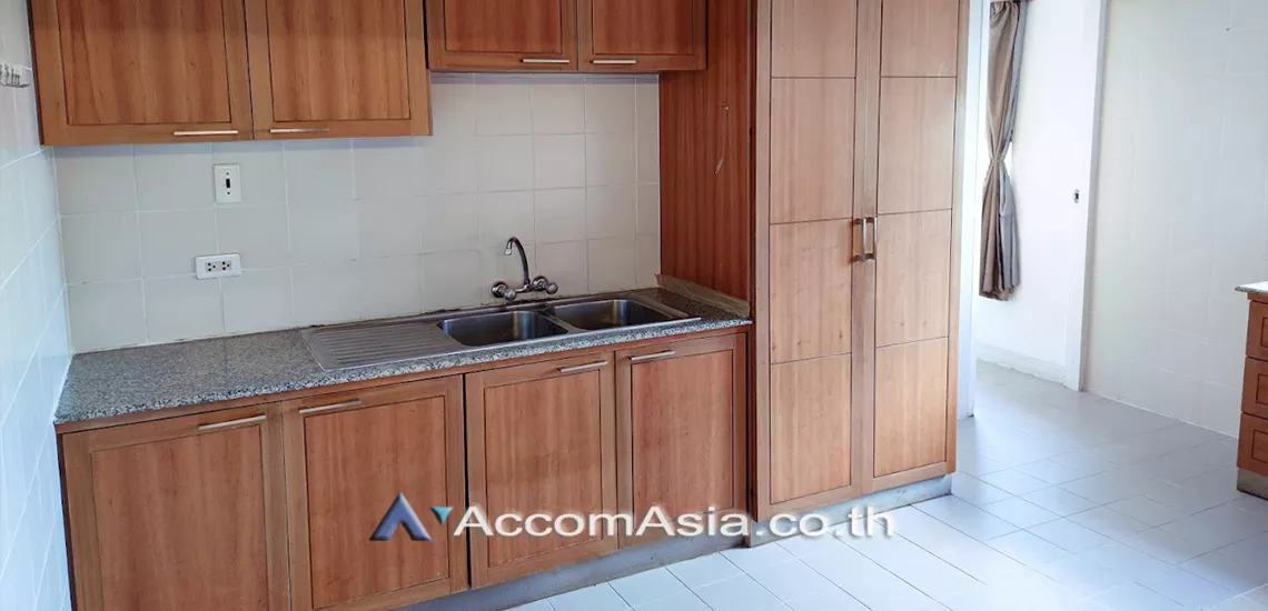 6  3 br Apartment For Rent in Sathorn ,Bangkok MRT Lumphini at Low rise Building AA30437