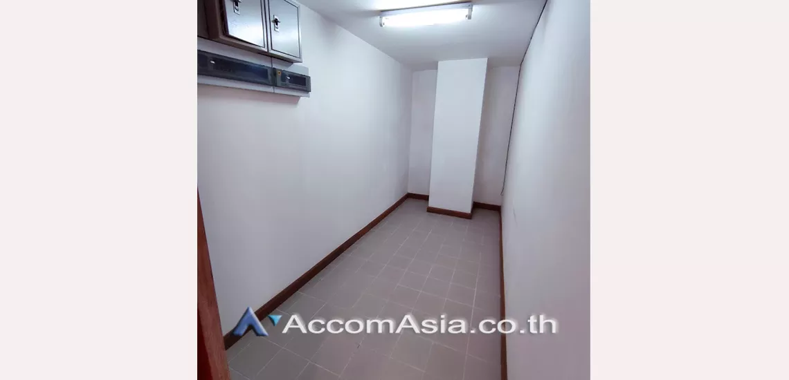 23  5 br Apartment For Rent in Sathorn ,Bangkok MRT Khlong Toei at Low rise Building AA30438