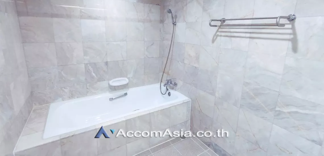 18  5 br Apartment For Rent in Sathorn ,Bangkok MRT Khlong Toei at Low rise Building AA30438