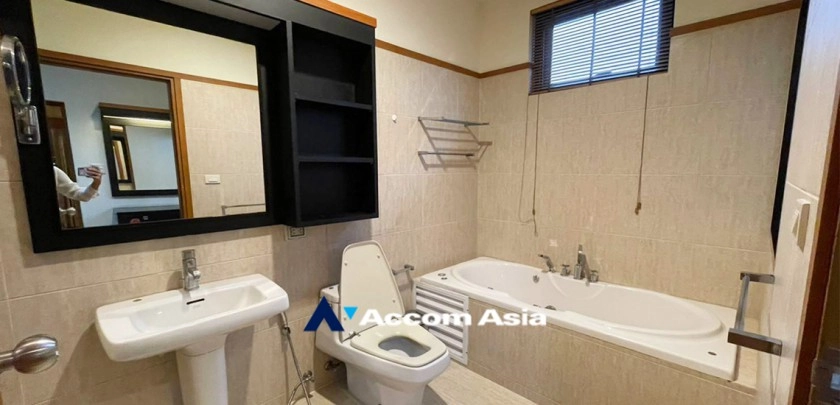 12  2 br Apartment for rent and sale in Phaholyothin ,Bangkok BTS Ari at Low-rise Apartment 750m. walk to BTS AA30445
