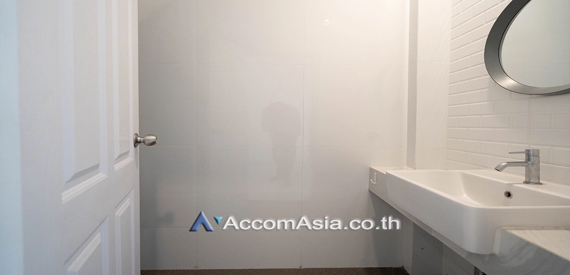 16  3 br Townhouse For Rent in Sukhumvit ,Bangkok BTS Ekkamai AA30465