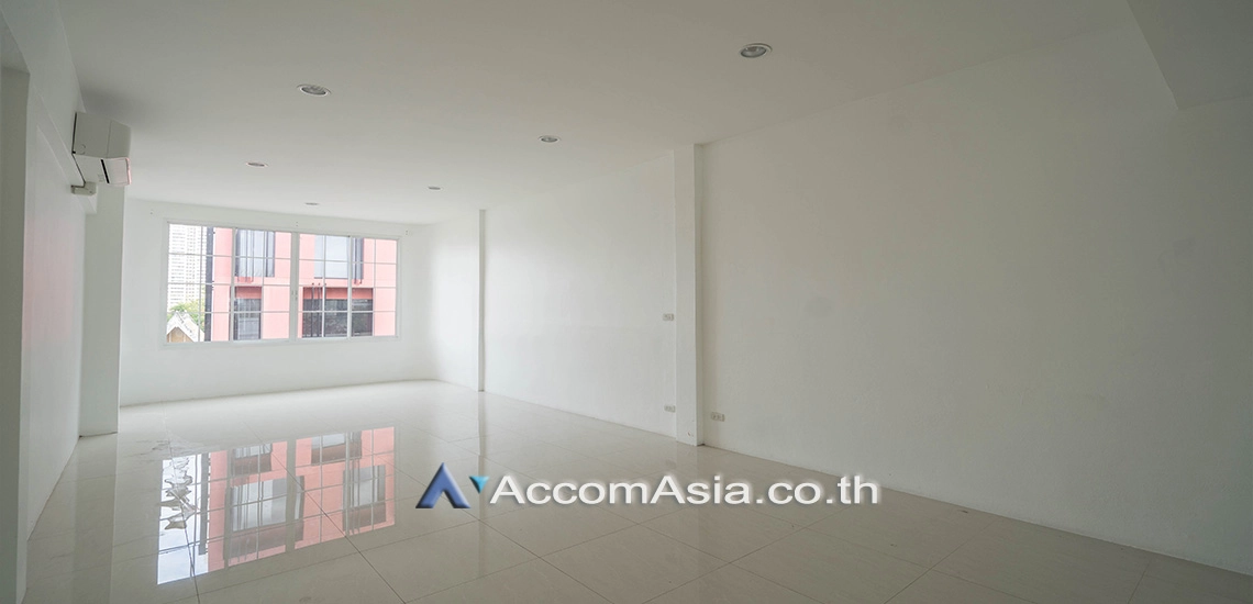 8  3 br Townhouse For Rent in Sukhumvit ,Bangkok BTS Ekkamai AA30465