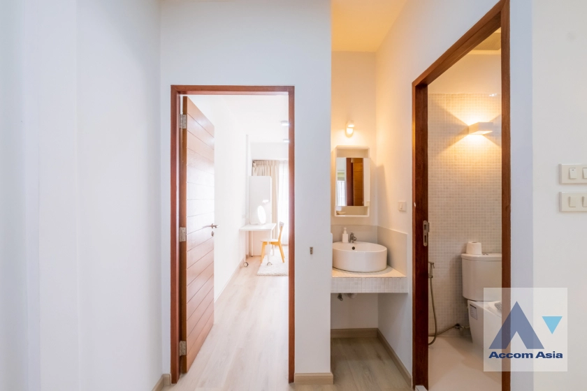 15  2 br Townhouse for rent and sale in Sukhumvit ,Bangkok BTS Phra khanong at Moo Baan Klongtan Nivet AA30470