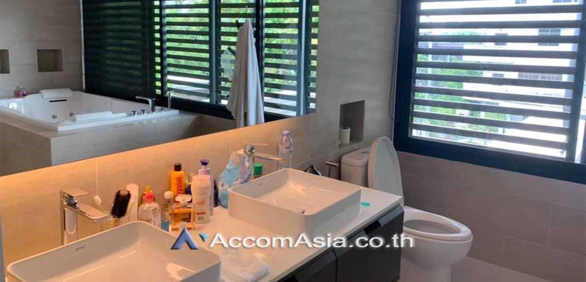 15  4 br House for rent and sale in Ratchadaphisek ,Bangkok MRT Sutthisan AA30494