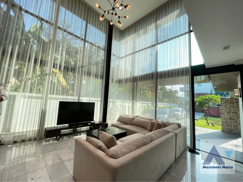 unit 4 Bedrooms  House For Rent & Sale in Ratchadaphisek, Bangkok  near MRT Sutthisan (AA30494)