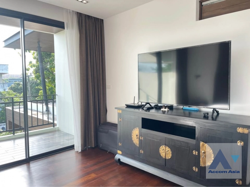 12  4 br House for rent and sale in Ratchadaphisek ,Bangkok MRT Sutthisan AA30494