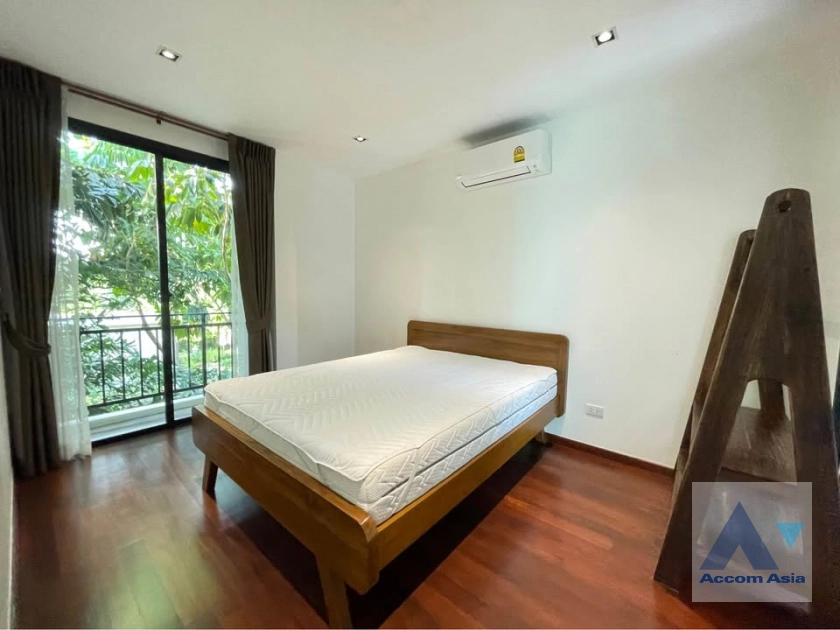 11  4 br House for rent and sale in Ratchadaphisek ,Bangkok MRT Sutthisan AA30494