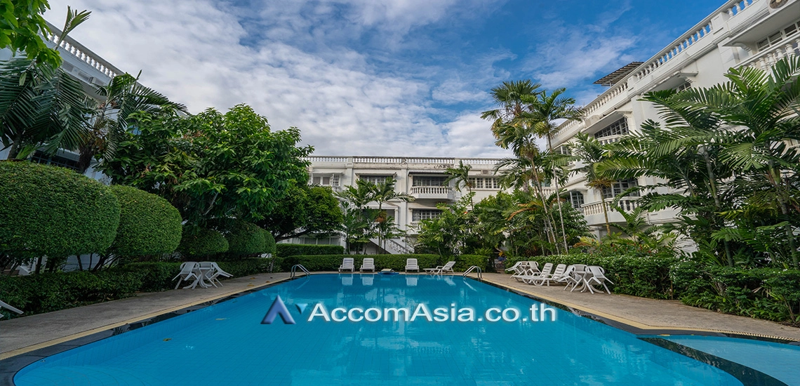 Pet friendly |  4 Bedrooms  Townhouse For Rent in Sukhumvit, Bangkok  near BTS Thong Lo (AA30572)