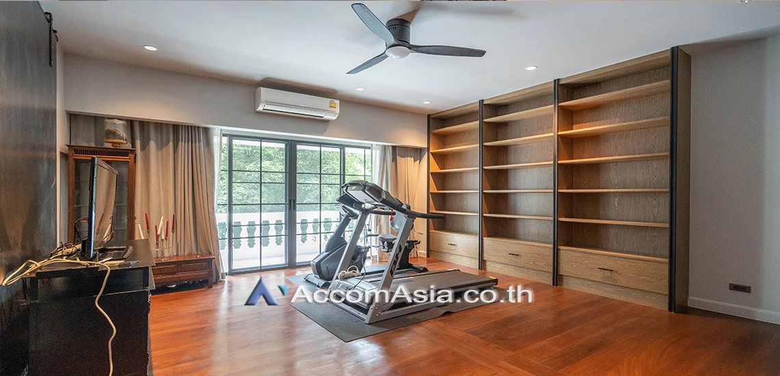 10  4 br Townhouse For Rent in Sukhumvit ,Bangkok BTS Thong Lo at House in garden compound with pool AA30572