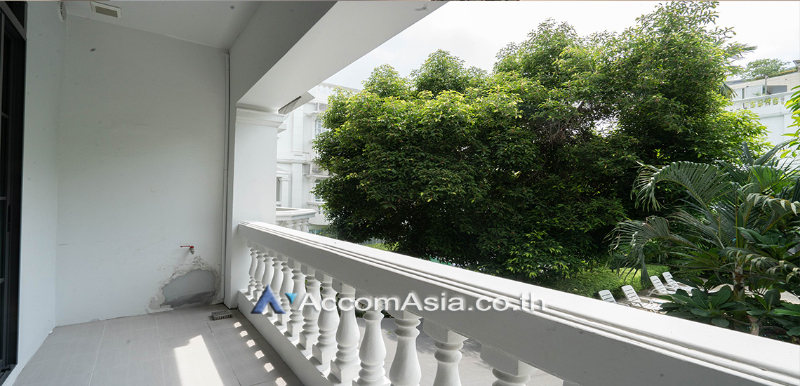 18  4 br Townhouse For Rent in Sukhumvit ,Bangkok BTS Thong Lo at House in garden compound with pool AA30572