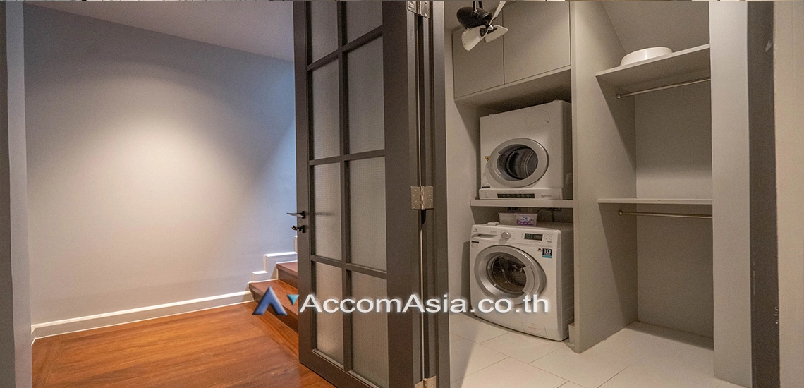 19  4 br Townhouse for rent and sale in Sukhumvit ,Bangkok  at House in garden compound with pool AA30572