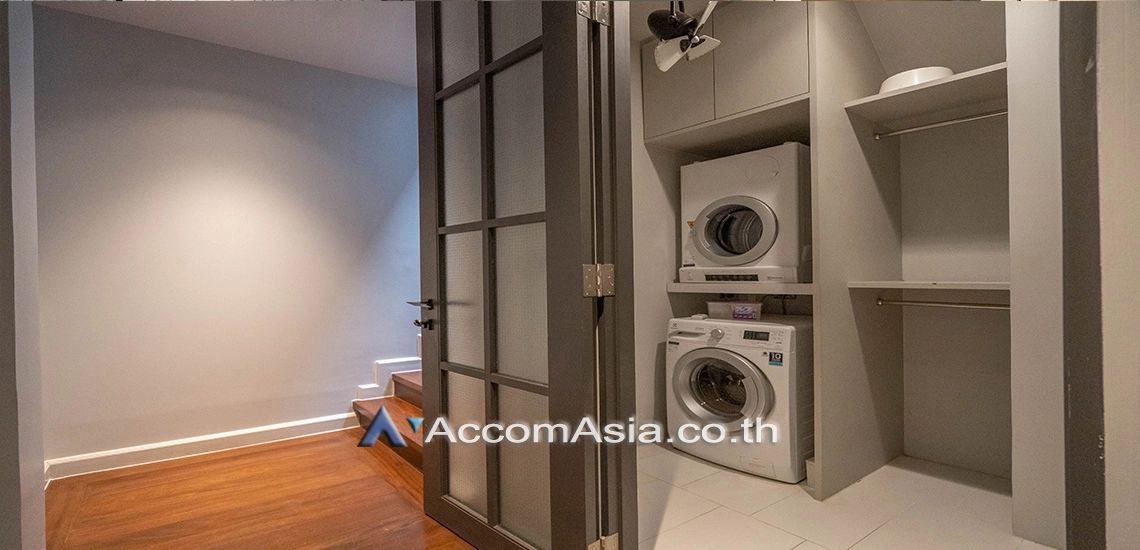 19  4 br Townhouse For Rent in Sukhumvit ,Bangkok BTS Thong Lo at House in garden compound with pool AA30572