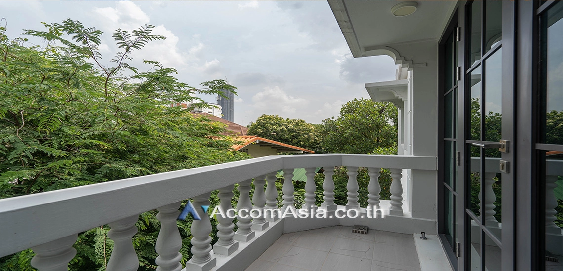 16  4 br Townhouse for rent and sale in Sukhumvit ,Bangkok  at House in garden compound with pool AA30572