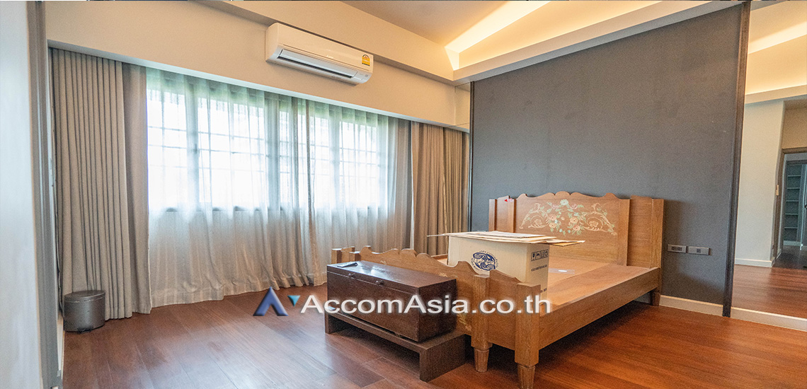 14  4 br Townhouse For Rent in Sukhumvit ,Bangkok BTS Thong Lo at House in garden compound with pool AA30572