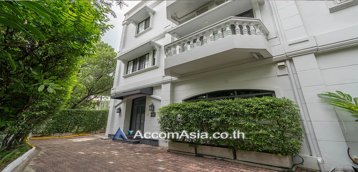 1  4 br Townhouse For Rent in Sukhumvit ,Bangkok BTS Thong Lo at House in garden compound with pool AA30572