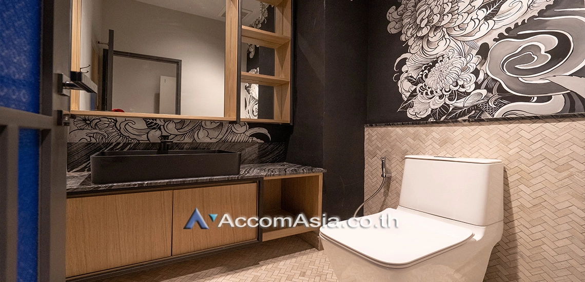 26  4 br Townhouse For Rent in Sukhumvit ,Bangkok BTS Thong Lo at House in garden compound with pool AA30572