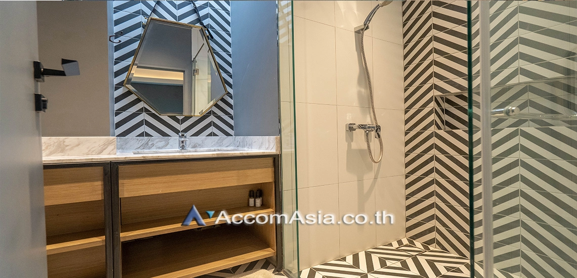 25  4 br Townhouse For Rent in Sukhumvit ,Bangkok BTS Thong Lo at House in garden compound with pool AA30572