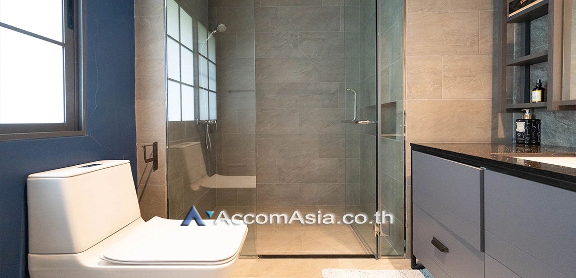 23  4 br Townhouse for rent and sale in Sukhumvit ,Bangkok  at House in garden compound with pool AA30572