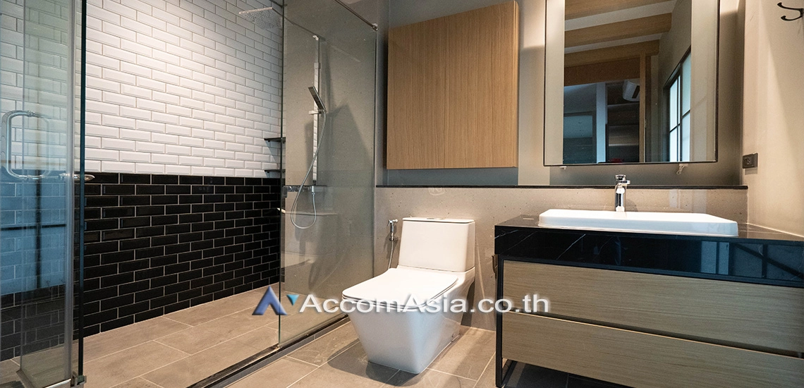 24  4 br Townhouse for rent and sale in Sukhumvit ,Bangkok  at House in garden compound with pool AA30572