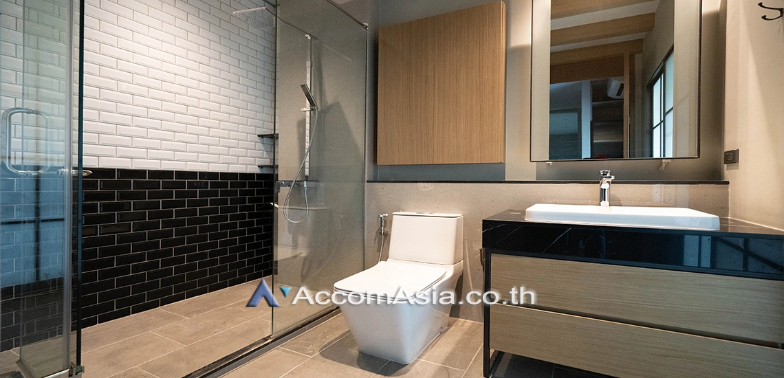 24  4 br Townhouse For Rent in Sukhumvit ,Bangkok BTS Thong Lo at House in garden compound with pool AA30572