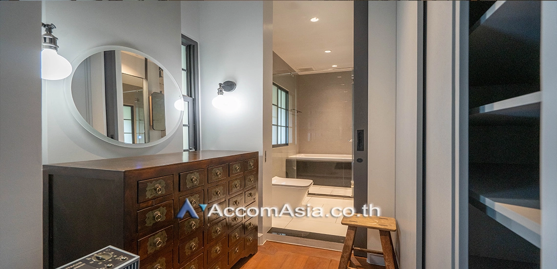22  4 br Townhouse For Rent in Sukhumvit ,Bangkok BTS Thong Lo at House in garden compound with pool AA30572