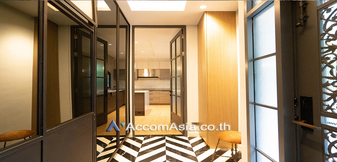 6  4 br Townhouse for rent and sale in Sukhumvit ,Bangkok  at House in garden compound with pool AA30572