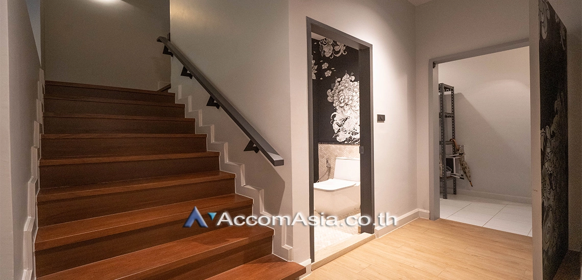 13  4 br Townhouse for rent and sale in Sukhumvit ,Bangkok  at House in garden compound with pool AA30572