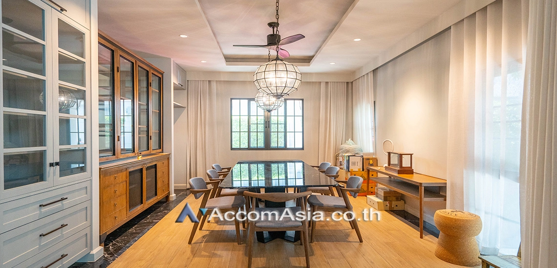 8  4 br Townhouse for rent and sale in Sukhumvit ,Bangkok  at House in garden compound with pool AA30572