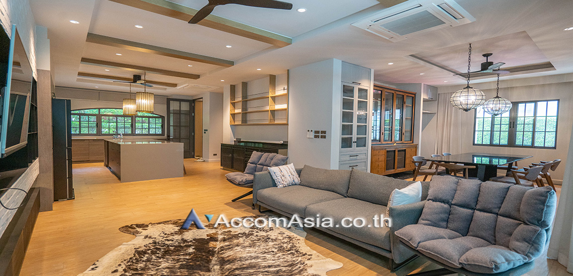 5  4 br Townhouse For Rent in Sukhumvit ,Bangkok BTS Thong Lo at House in garden compound with pool AA30572