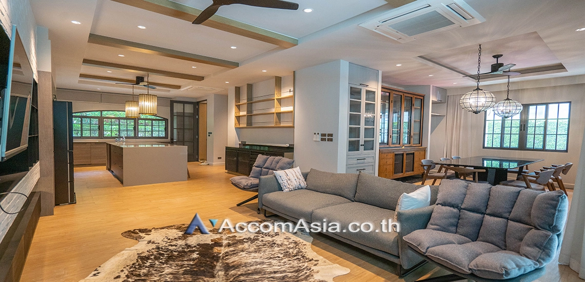 5  4 br Townhouse for rent and sale in Sukhumvit ,Bangkok  at House in garden compound with pool AA30572