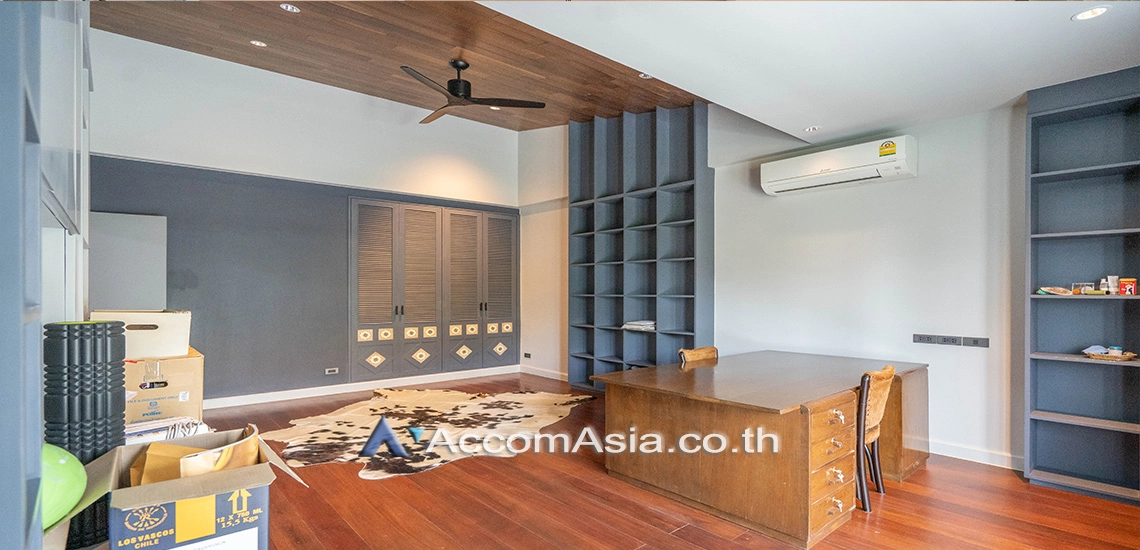 12  4 br Townhouse For Rent in Sukhumvit ,Bangkok BTS Thong Lo at House in garden compound with pool AA30572