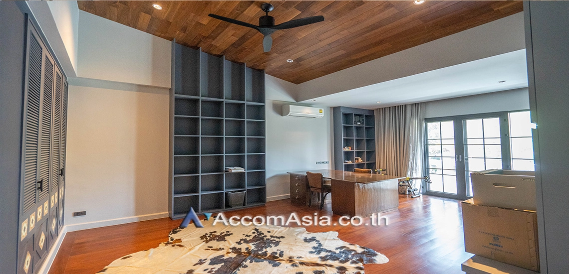 11  4 br Townhouse For Rent in Sukhumvit ,Bangkok BTS Thong Lo at House in garden compound with pool AA30572