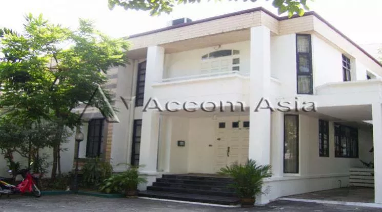  3 Bedrooms  Townhouse For Rent in Sukhumvit, Bangkok  near BTS Phrom Phong (AA30584)