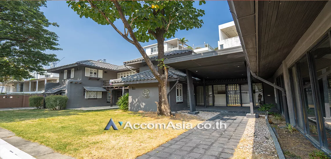  4 Bedrooms  House For Sale in Sukhumvit, Bangkok  near BTS Phrom Phong (AA30634)