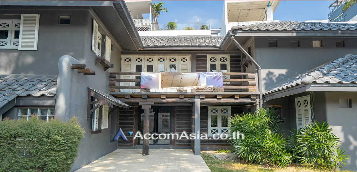 unit 4 Bedrooms  House For Sale in Sukhumvit, Bangkok  near BTS Phrom Phong (AA30634)