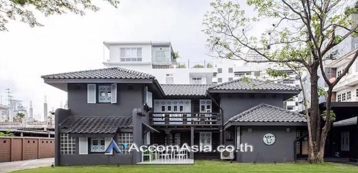  4 Bedrooms  House For Sale in Sukhumvit, Bangkok  near BTS Phrom Phong (AA30634)