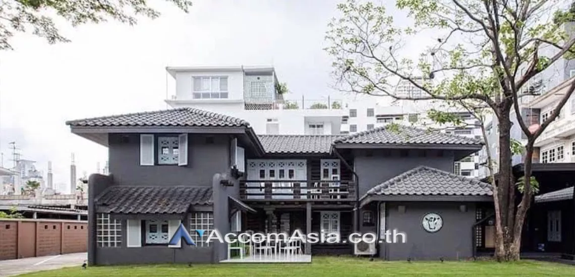 unit 4 Bedrooms  House For Sale in Sukhumvit, Bangkok  near BTS Phrom Phong (AA30634)