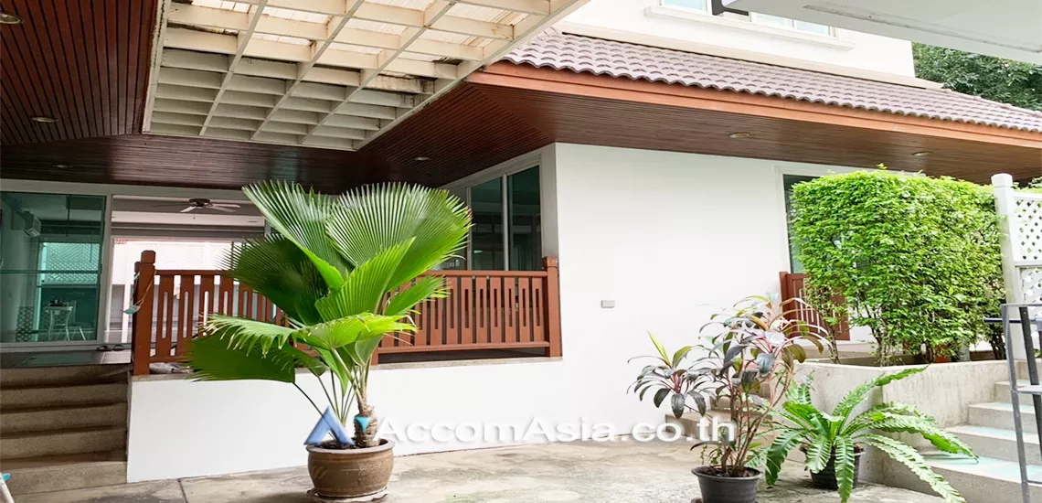  5 Bedrooms  House For Rent in Sukhumvit, Bangkok  near BTS Phrom Phong (AA30688)